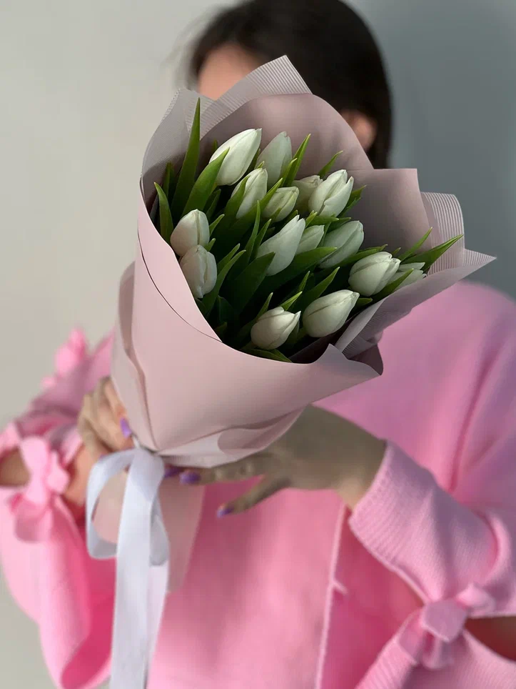 15 белых тюльпанов