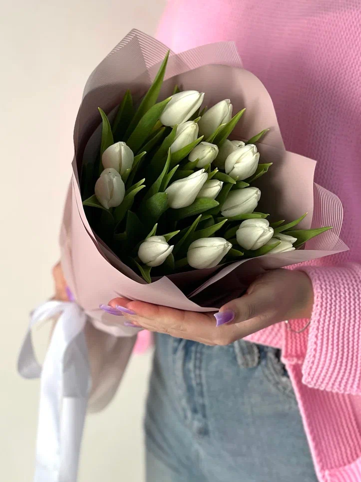 15 белых тюльпанов