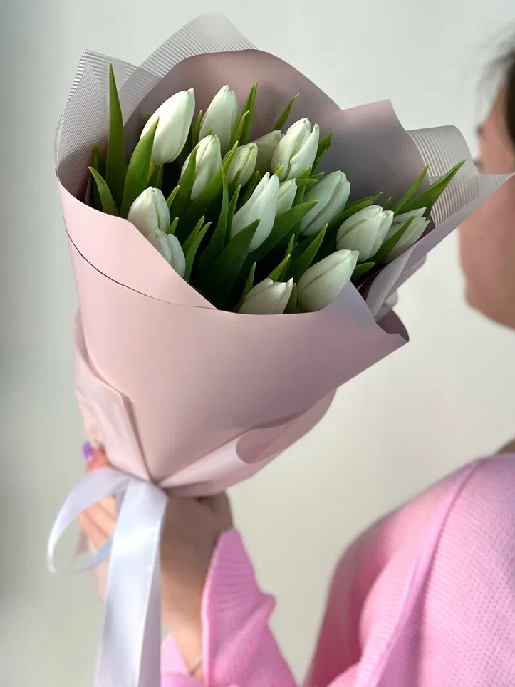 15 белых тюльпанов