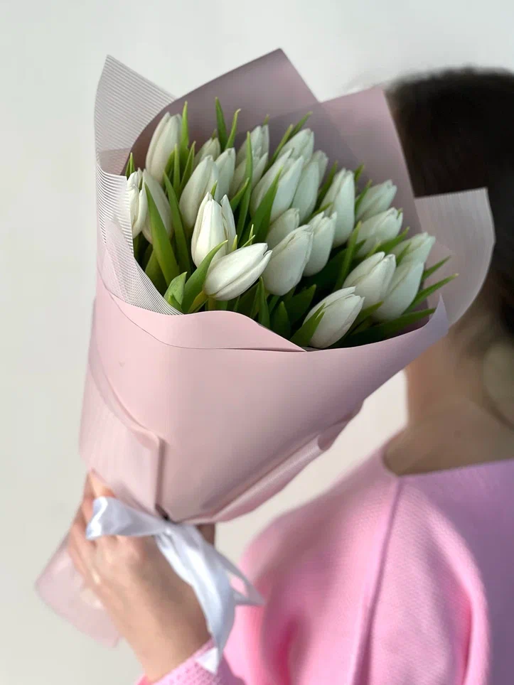 25 белых тюльпанов