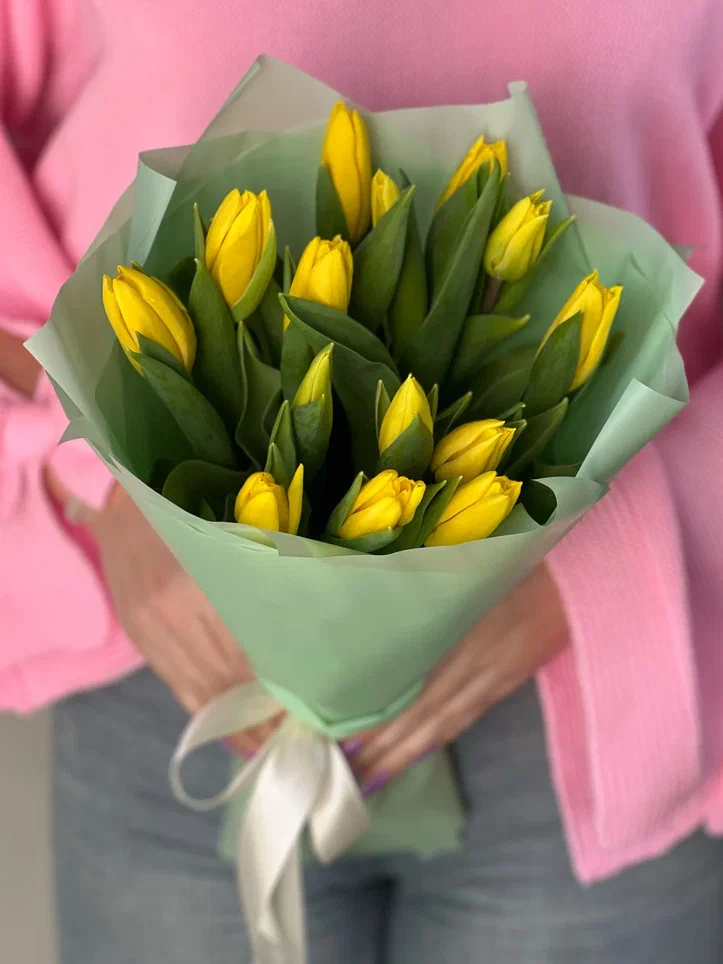 15 желтых тюльпанов