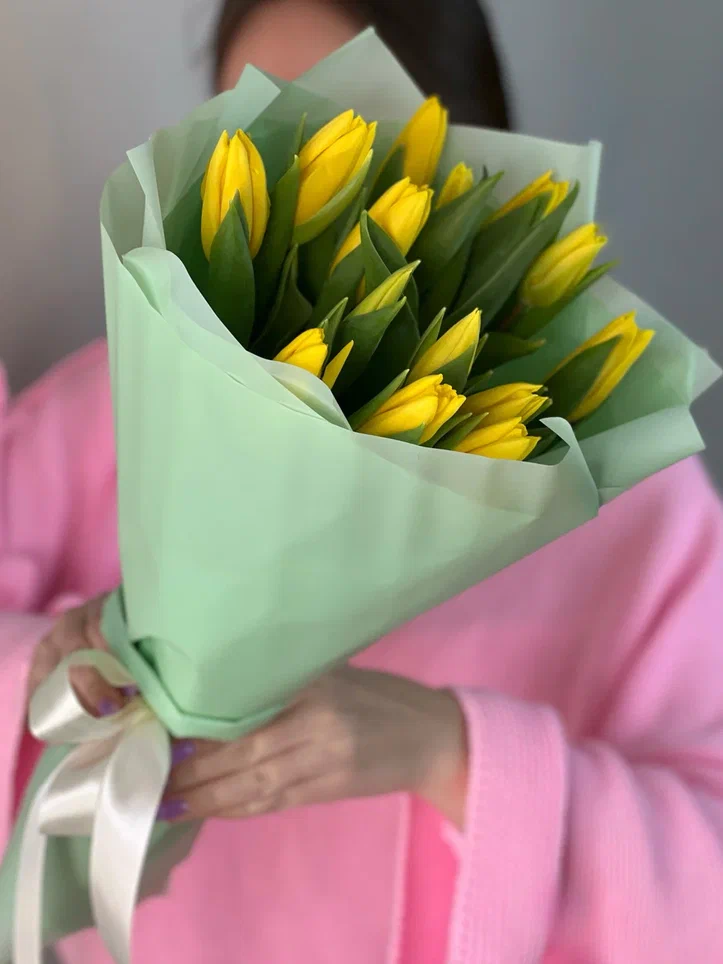 15 желтых тюльпанов