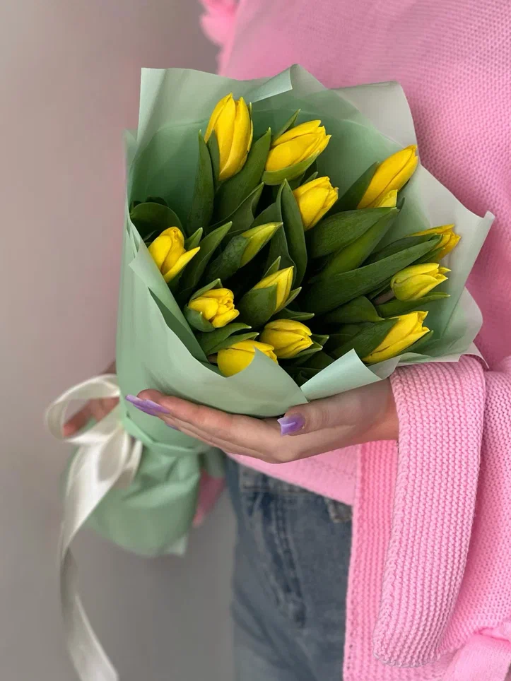 15 желтых тюльпанов