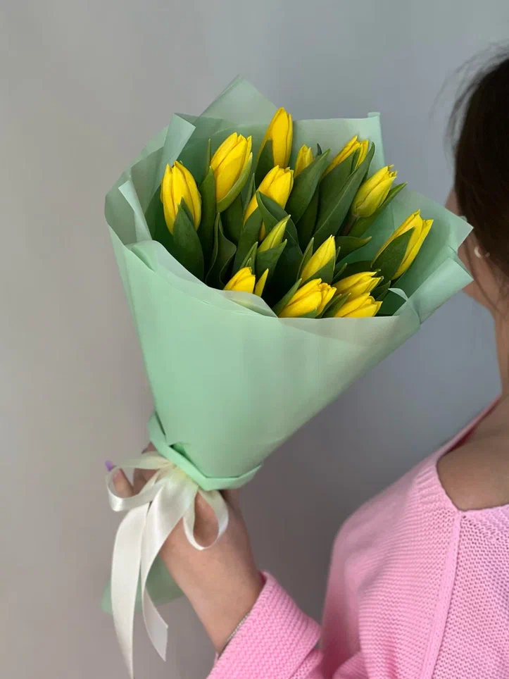 15 желтых тюльпанов