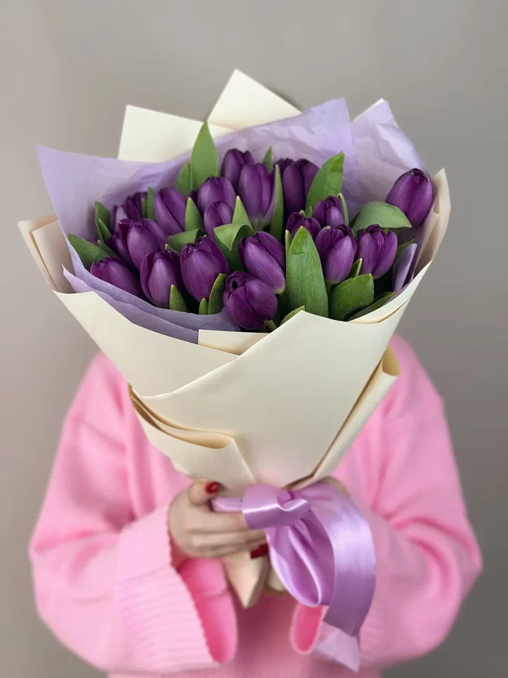 25 сиреневых тюльпанов