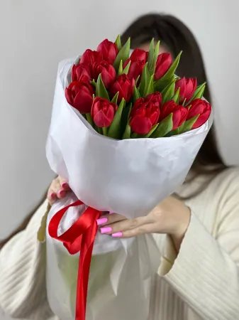 15 красных пионовидных тюльпанов