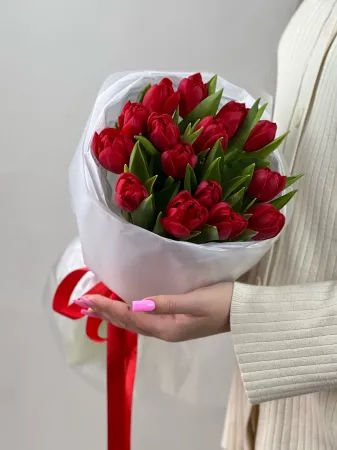 15 красных пионовидных тюльпанов