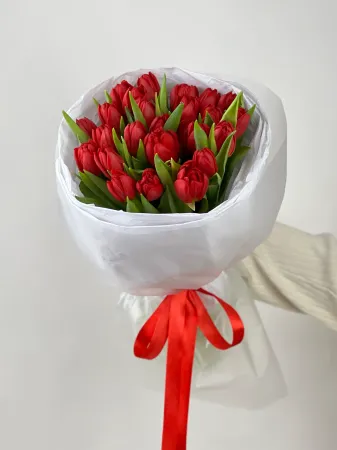 25 красных пионовидных тюльпанов