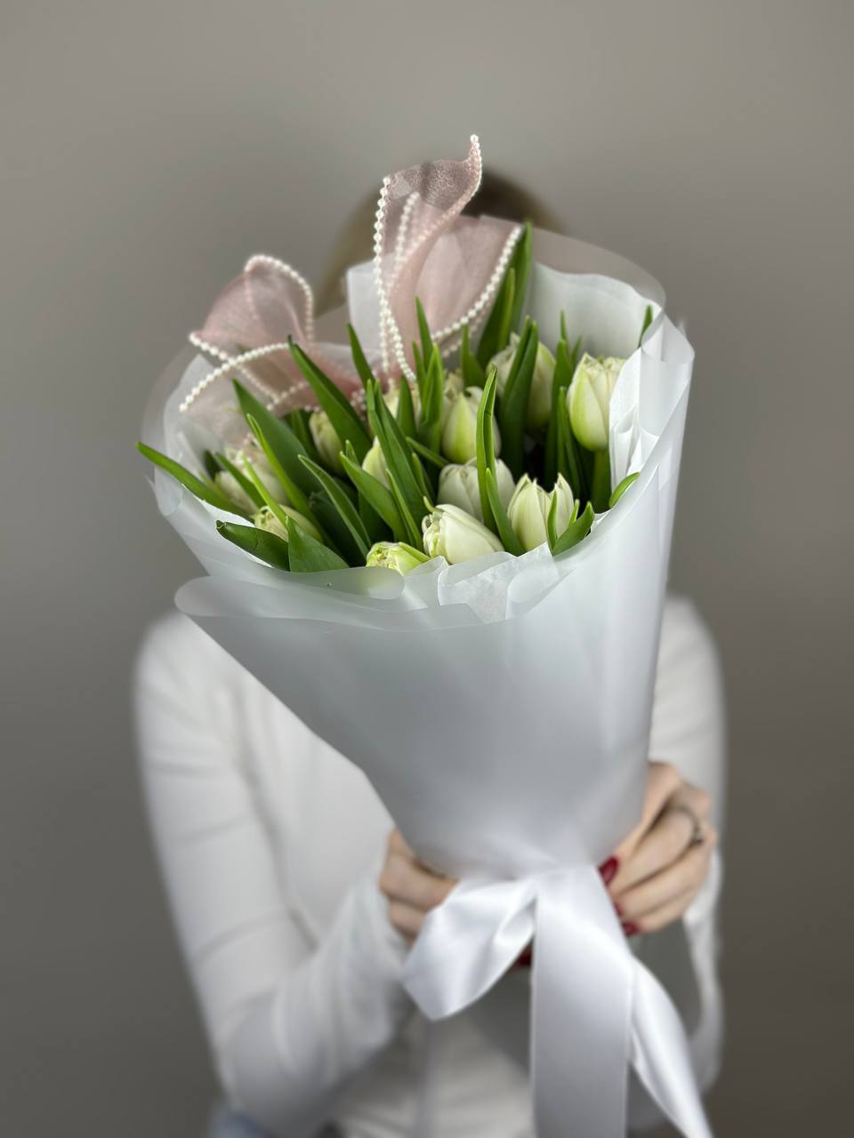 15 белых пионовидных тюльпанов