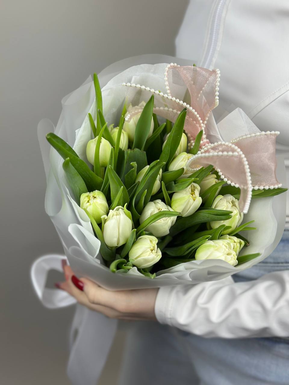 15 белых пионовидных тюльпанов