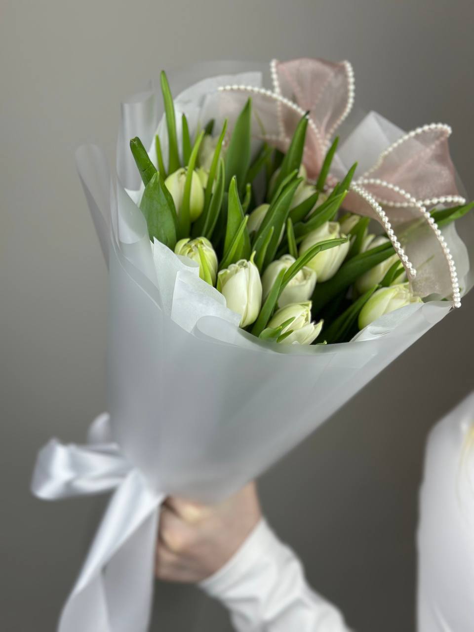 15 белых пионовидных тюльпанов