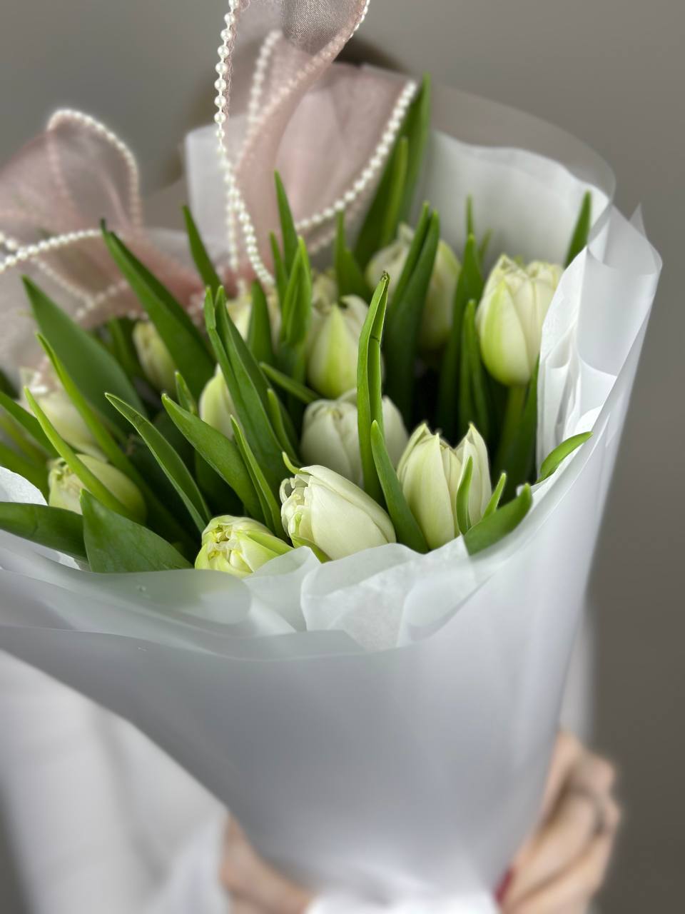 15 белых пионовидных тюльпанов