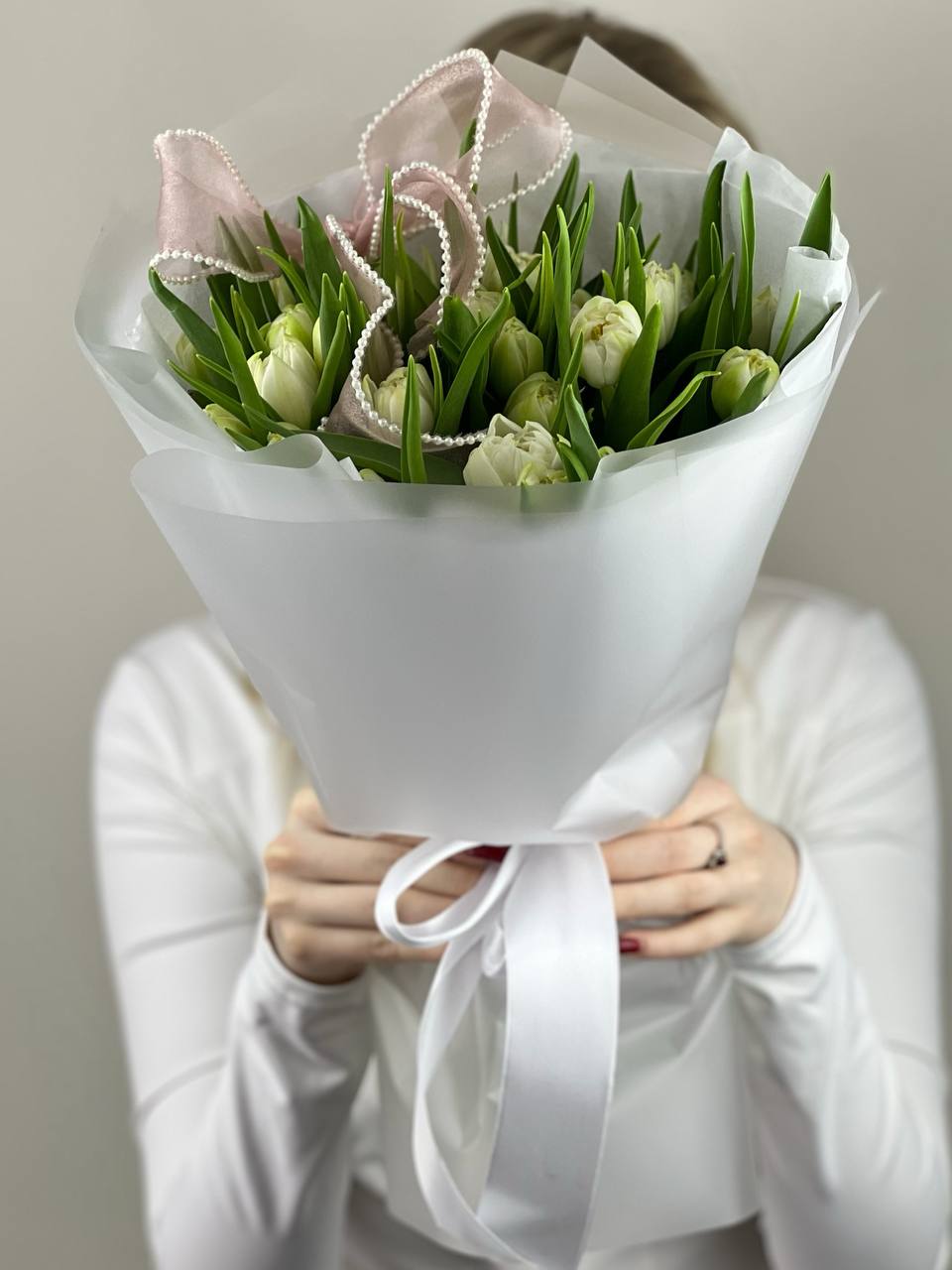 25 белых пионовидных тюльпанов