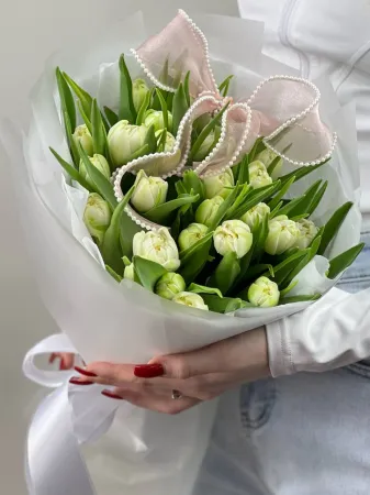 25 белых пионовидных тюльпанов