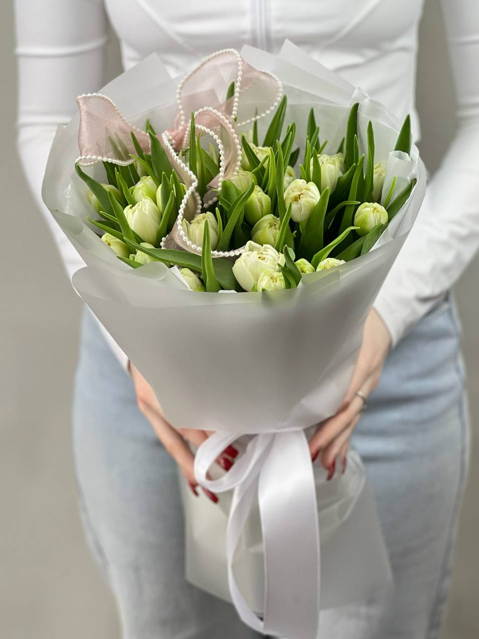 25 белых пионовидных тюльпанов