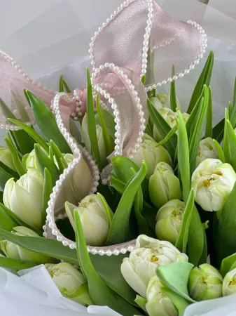 25 белых пионовидных тюльпанов