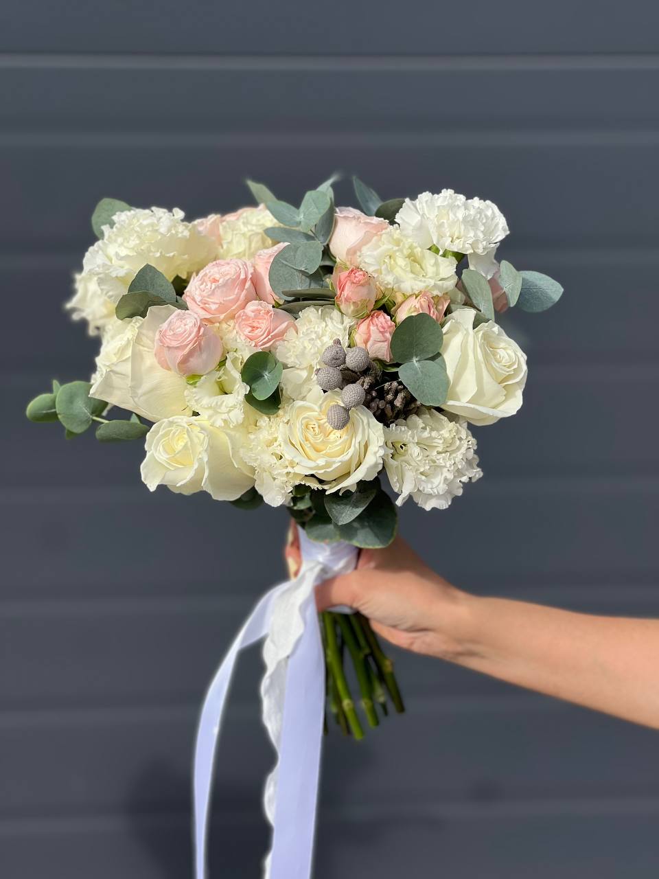 Аккуратный свадебный букет