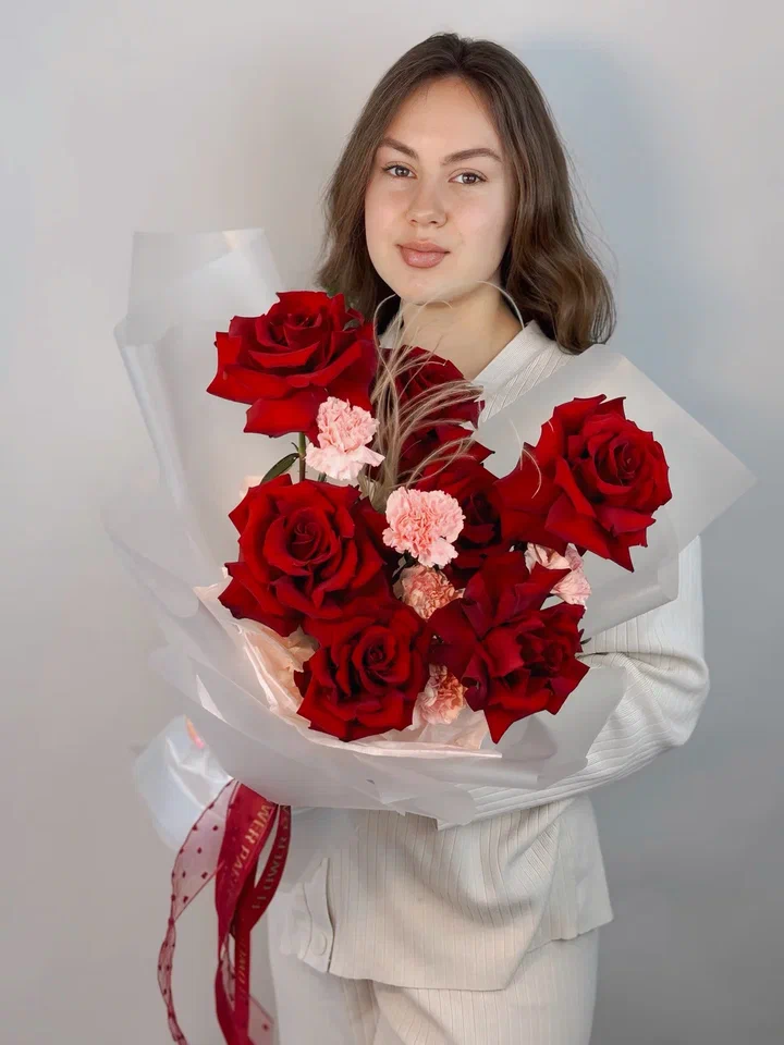 Букет с красными японскими розами