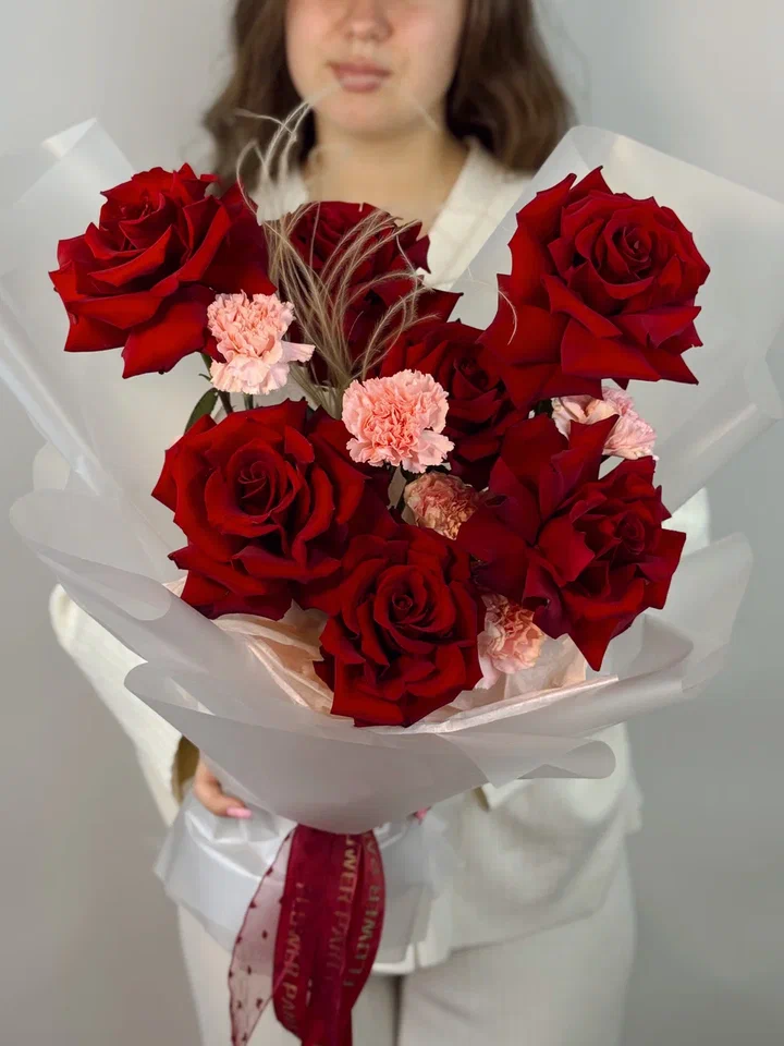 Букет с красными японскими розами