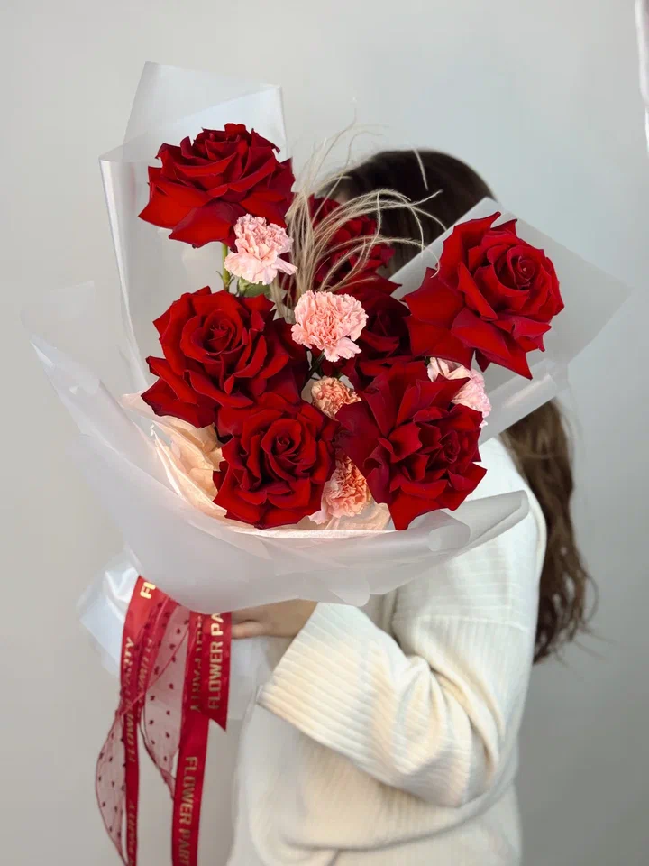 Букет с красными японскими розами