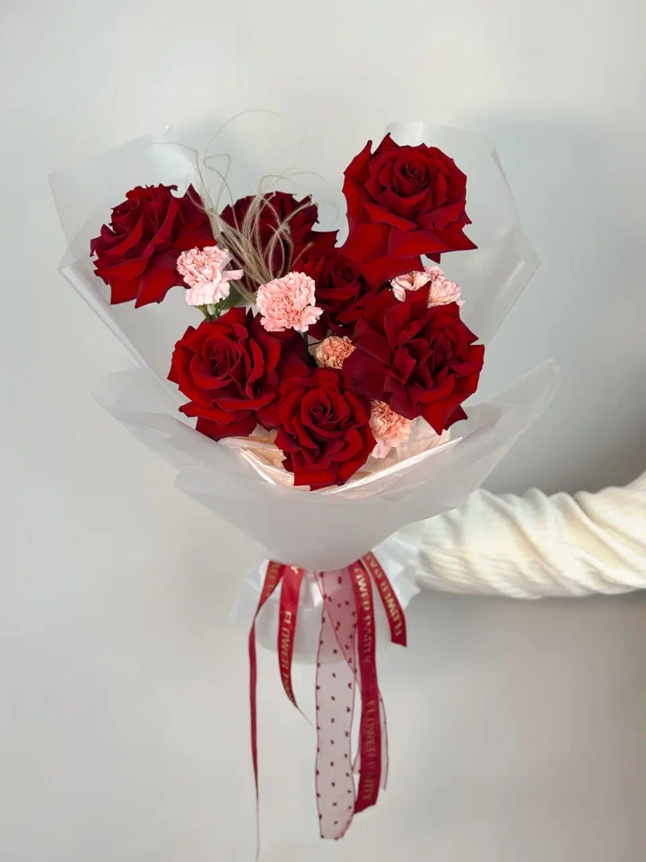 Букет с красными японскими розами