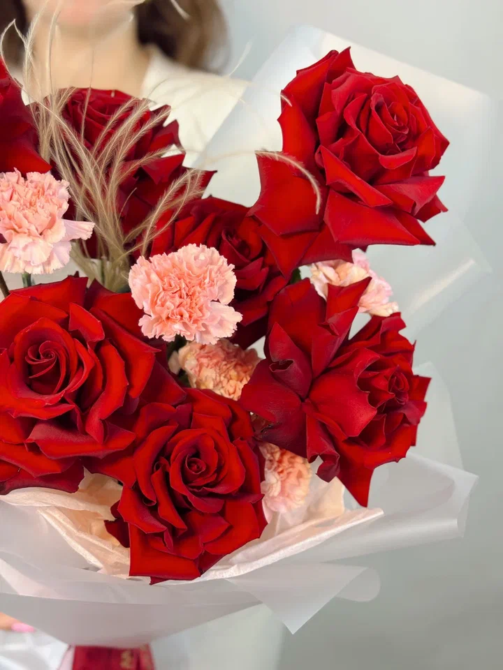 Букет с красными японскими розами