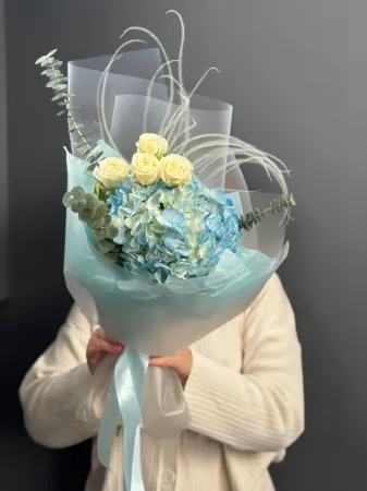 Букет - комплимент с гортензией