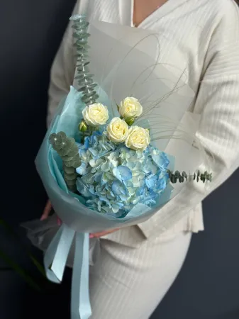 Букет - комплимент с гортензией