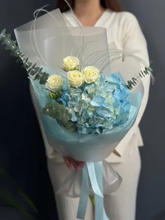 Букет - комплимент с гортензией