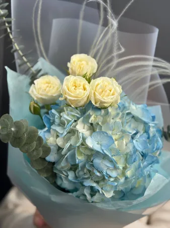 Букет - комплимент с гортензией