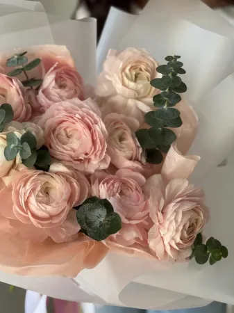 Букет с ранункулюсами