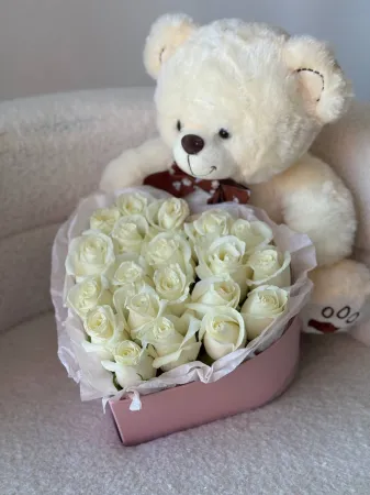 Сердце из белых роз