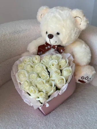 Сердце из белых роз