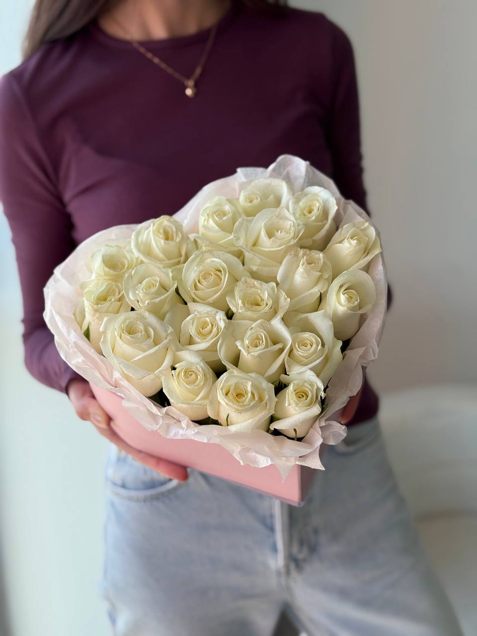 Сердце из белых роз
