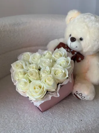 Сердце из белых роз
