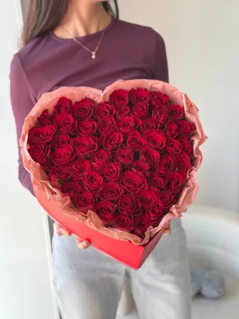 Сердце из красных роз