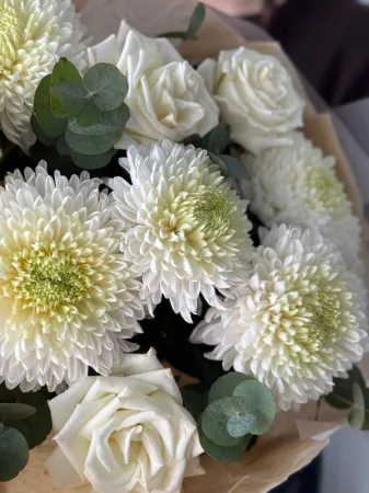 Букет хризантем Магнум в стильной упаковке