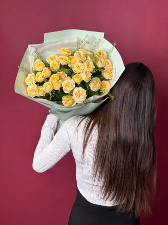 Букет солнечных кустовых роз