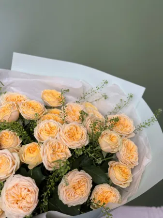 Букет солнечных кустовых роз